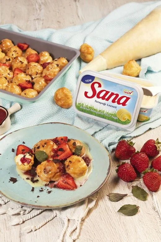 recipe image Beyaz Çikolata ve Çilekli Profiterol