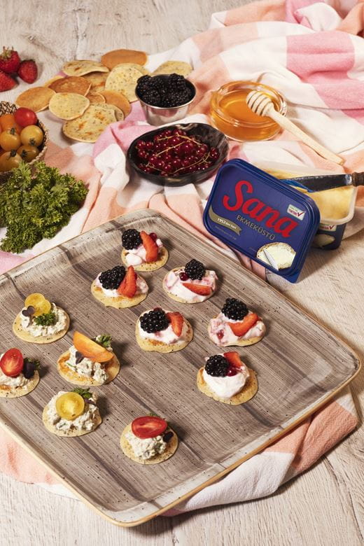 recipe image Mavi Haşhaşlı Mini Pankek Kanepeler