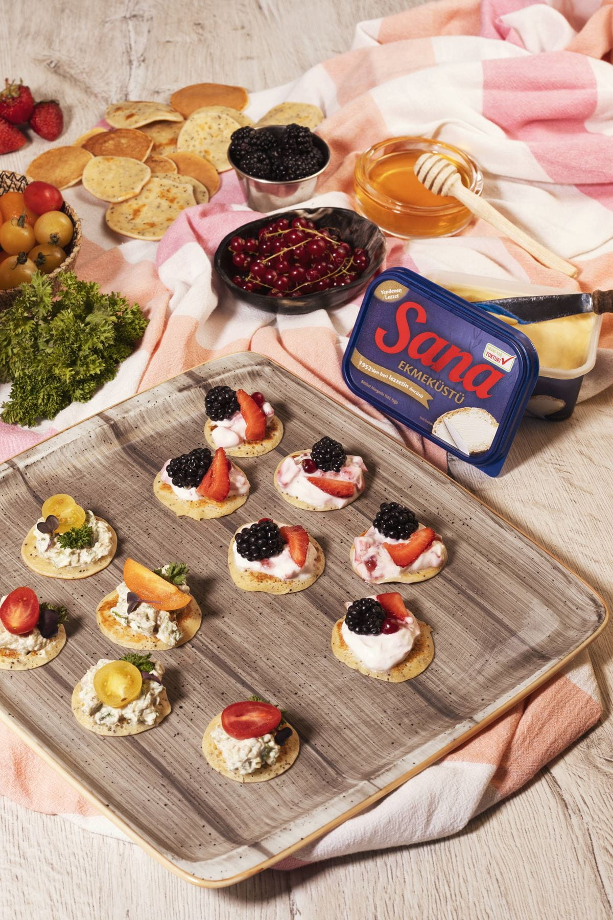 recipe image Mavi Haşhaşlı Mini Pankek Kanepeler